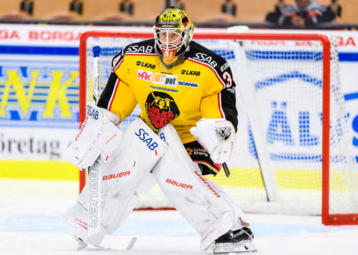 Luleås målvakt Joel Lassinatti på uppvärmningen