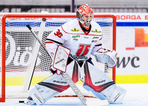 Örebros målvakt Axel Brage på uppvärmningen