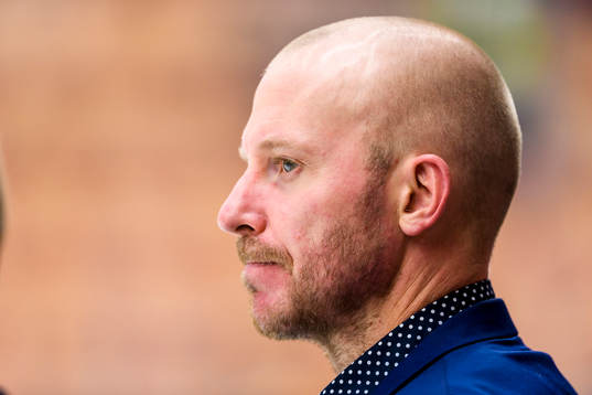 Luleås Jan Sandström tittar på uppvärmningen