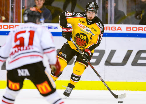 Luleås Niklas Olausson med pucken