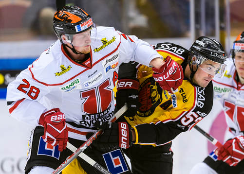 Örebros Linus Arnesson tacklar Luleås Karl Fabricius