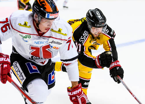 Luleås Petter Emanuelsson jagar Örebros Jare Sallinen