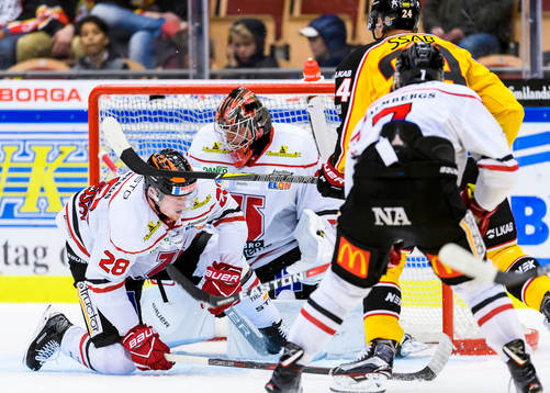 Luleås Johan Harju trycker in 3-0 bakom Örebros målvakt