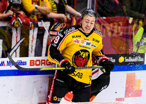 Luleås Johan Forsberg delar ut en tackling
