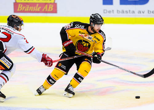 Luleås Joey Hishon med pucken