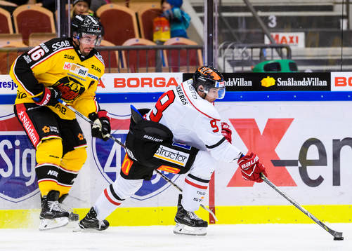 Örebros Tylor Spink med pucken
