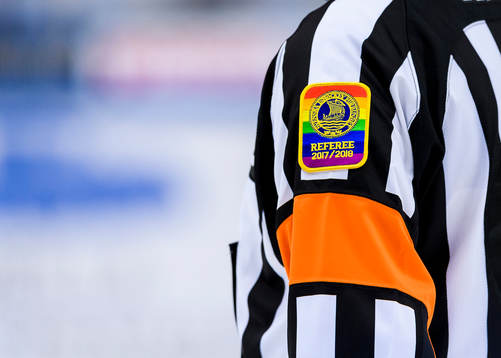 Generell bild på domarnas regnbågsfärgade märke