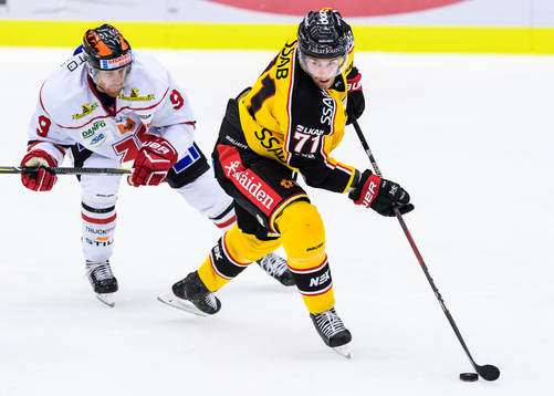 Luleås Patrick Cehlin jagas av Örebros Tylor Spink