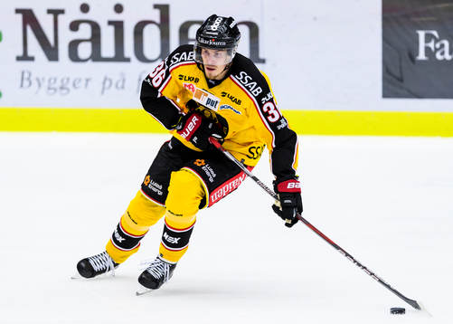 Luleås Emil Larsson med pucken