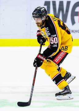 Luleås Daniel Sondell med pucken