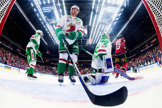 Rögles Alen Bibic deppar med Rasmus Sandin och målvakt