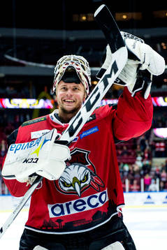 Malmö Redhawks målvakt Oscar Alsenfelt jublar med publiken