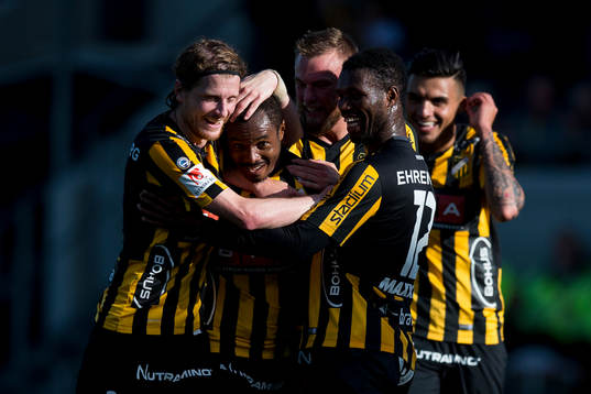 Häckens Nasiru Mohammed jublar ihop med Erik Friberg,