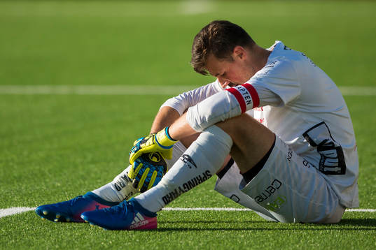 Elfsborgs målvakt Kevin Stuhr Ellegaard deppar