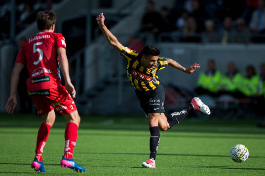 Häckens Ahmed Yasin klackar bollen