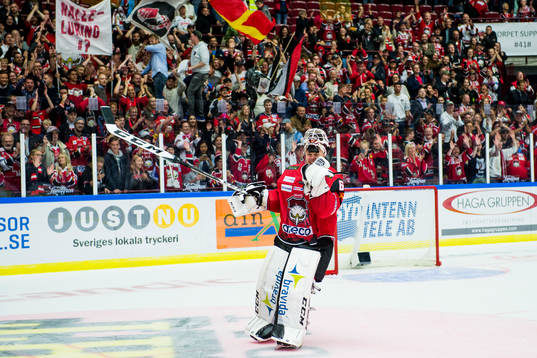 Malmö Redhawks målvakt Oscar Alsenfelt jublar med publiken