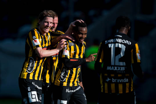 Häckens Nasiru Mohammed jublar ihop med Erik Friberg,