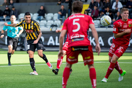 Häckens Ahmed Yasin skjuter 1-0