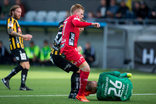 Elfsborgs Per Frick sparkar Häckens målvakt Peter