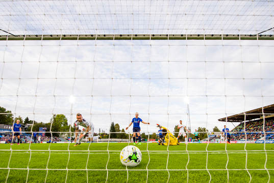 Marcus Pedersen of Strømsgodset scores 1-0