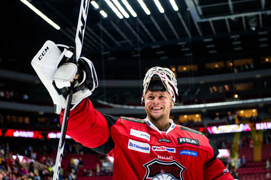 Malmö Redhawks målvakt Oscar Alsenfelt jublar med publiken