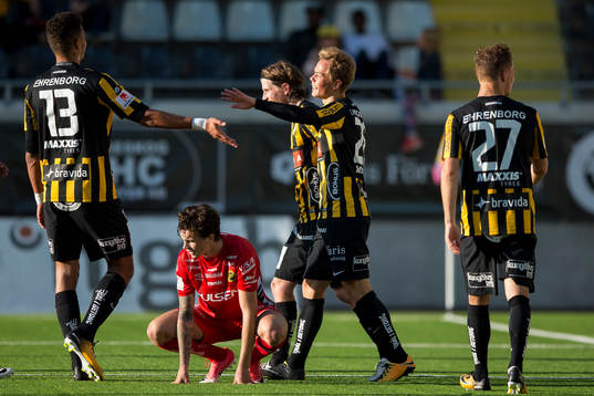 Häckens Adam Andersson jublar med lagkamrater