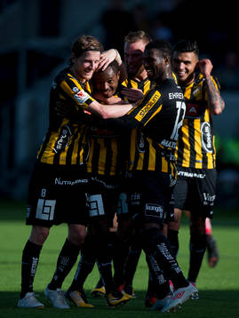 Häckens Nasiru Mohammed jublar ihop med Erik Friberg,