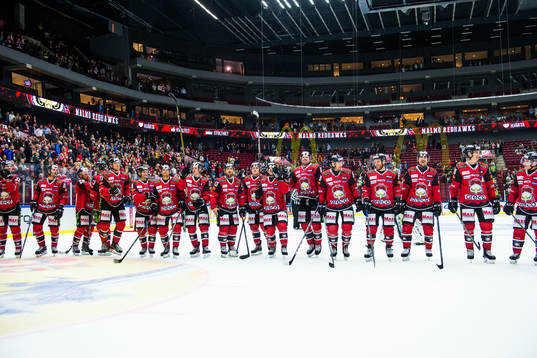Malmö Redhawks spelare ställer upp för att tacka publiken