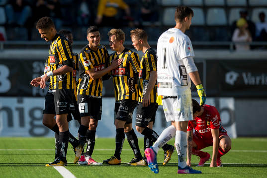 Häckens Adam Andersson jublar med lagkamrater