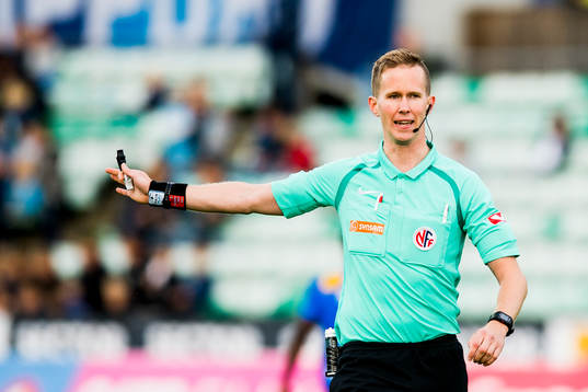 The referee Kristoffer Hagenes