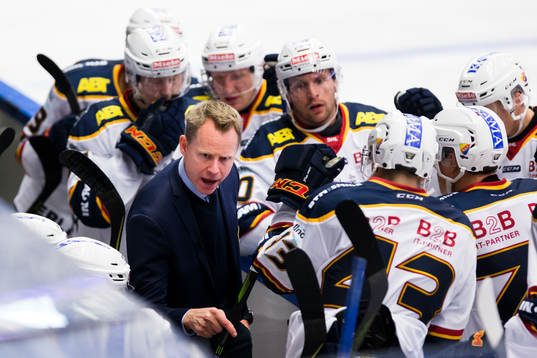 Djurgårdens tränare Robert Ohlsson coachar
