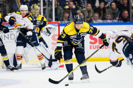s Sebastian Wännström täcker ett skott