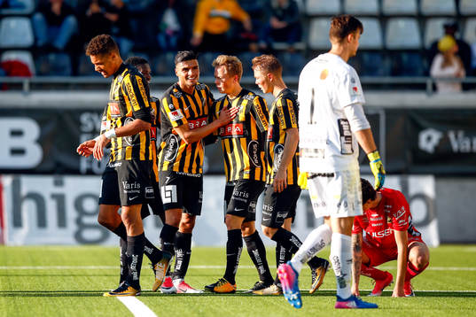 Häckens Adam Andersson jublar med lagkamrater