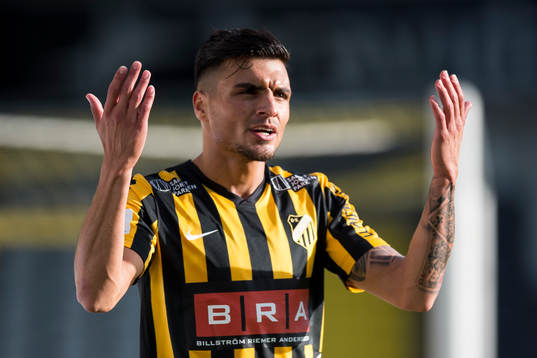 Häckens Ahmed Yasin manar på publiken