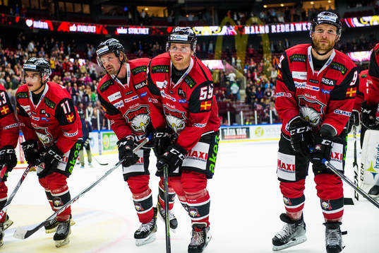 Malmö Redhawks spelare med Anton Mylläri i mitten tackar