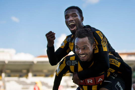 Häckens Nasiru Mohammed jublar ihop med Mohammed Abubakari
