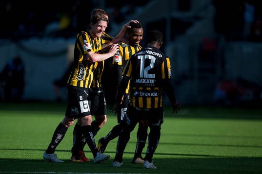 Häckens Nasiru Mohammed jublar ihop med Erik Friberg,
