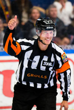 Domaren Andreas Harnebring gör tummen upp