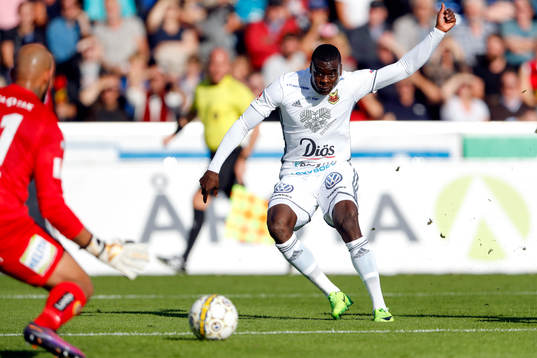 Östersunds Ken Sema och Sirius målvakt Joshua Wicks
