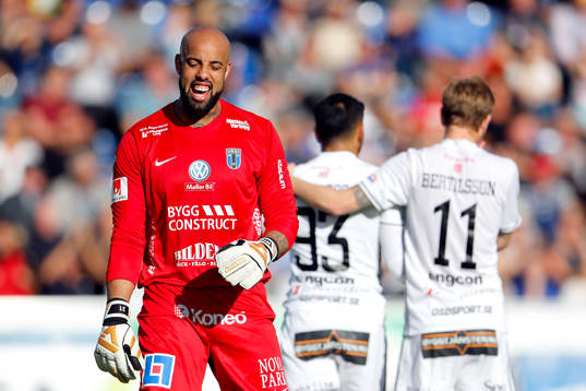 Östersunds Saman Ghoddos klappas om av Johan Bertilsson
