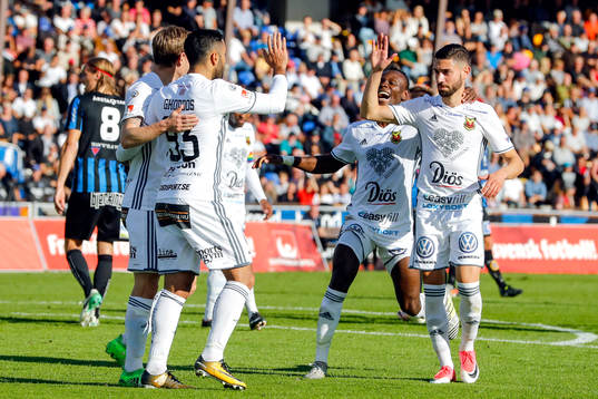 Östersunds Saman Ghoddos jublar med lagkamrater