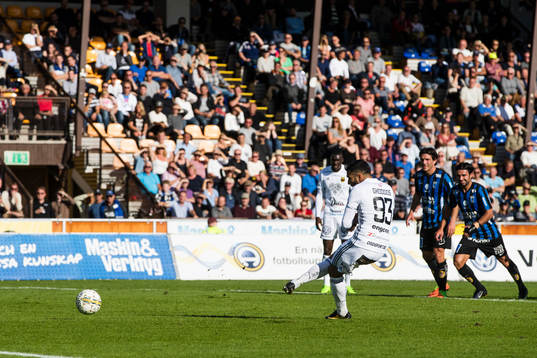 Östersunds Saman Ghoddos gör 0-3 på straff