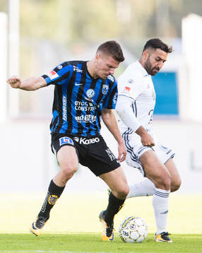 Sirius Shkodran Maholli i kamp om bollen med Östersunds