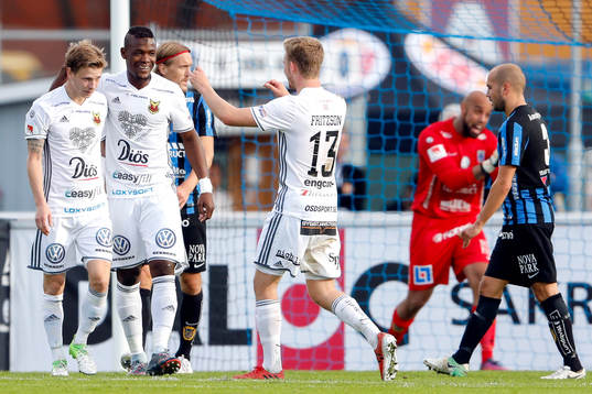 Östersunds Johan Bertilsson jublar med lagkamrater