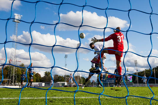 Östersunds Saman Ghoddos nickar in 0-2 för Östersund