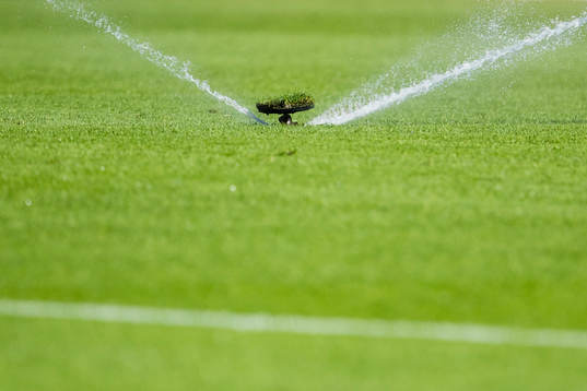 En vattenspridare innan fotbollsmatchen i Allsvenskan