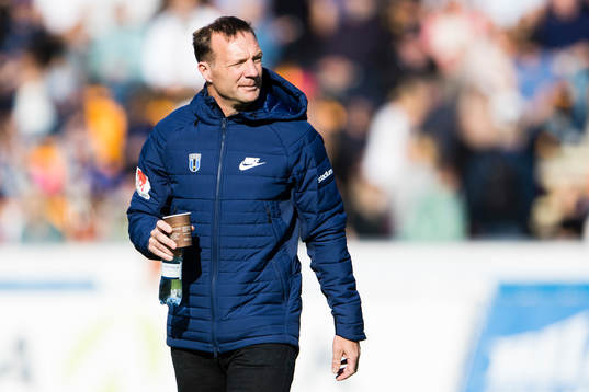 Sirius tränare Kim Bergstrand innan fotbollsmatchen i
