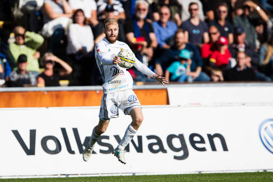 Östersunds Curtis Edwards tar ner bollen