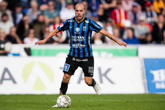 Sirius Karl Larson med bollen