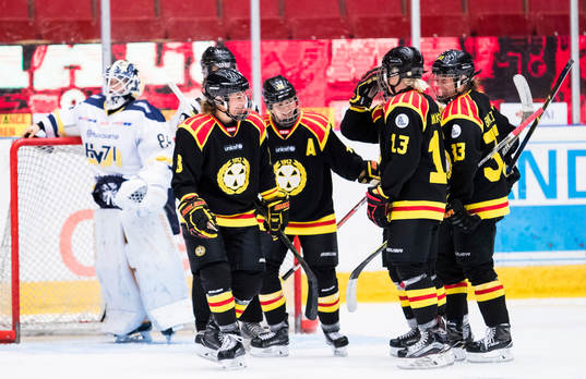 Brynäs Erica Udén Johansson (v) jublar med lagkamrater